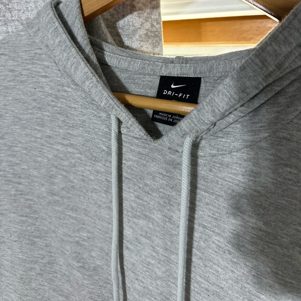NIKE women's grey cropped long sleeve